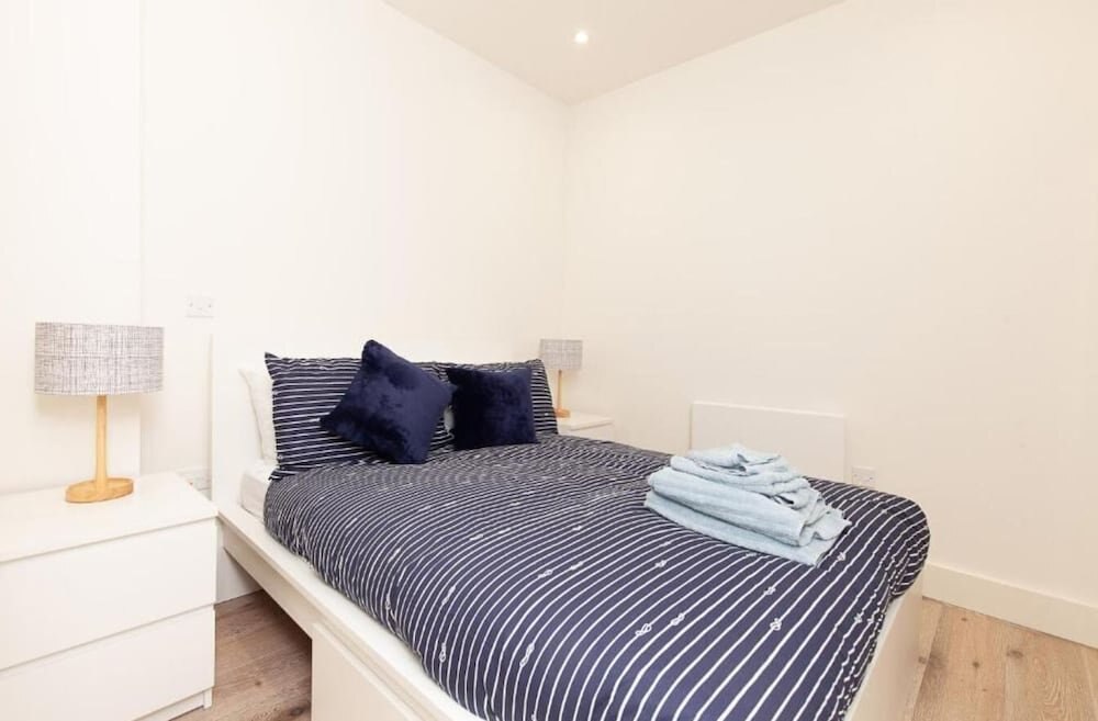 Deluxe Heathrow Apartments & Parking - Tap to explore photos