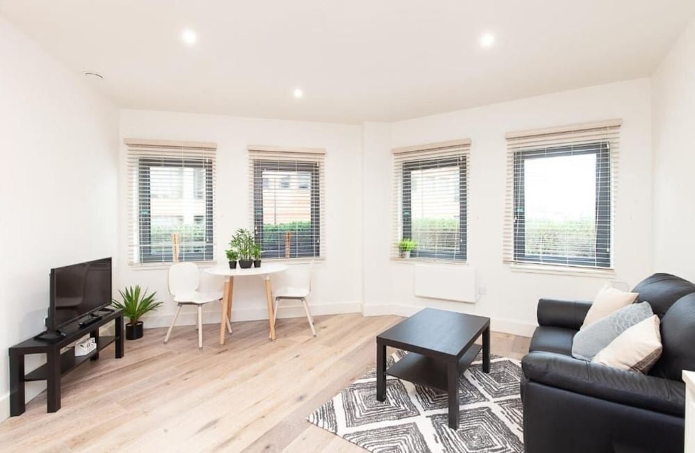 Deluxe Heathrow Apartments & Parking - Tap to explore photos