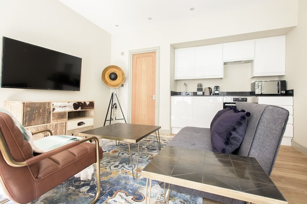 The Mayfair Parade - Trendy 1bdr Pied-a-terre in Central London - Tap to explore photos