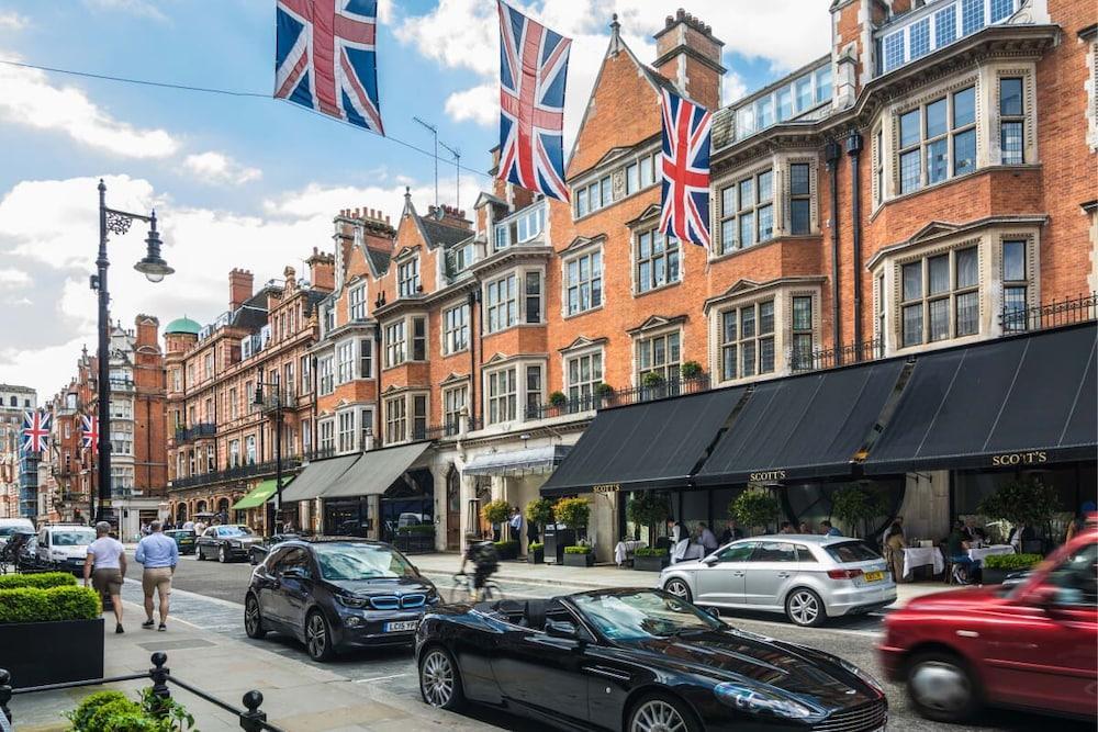 The Mayfair Parade - Trendy 1bdr Pied-a-terre in Central London - Tap to explore photos