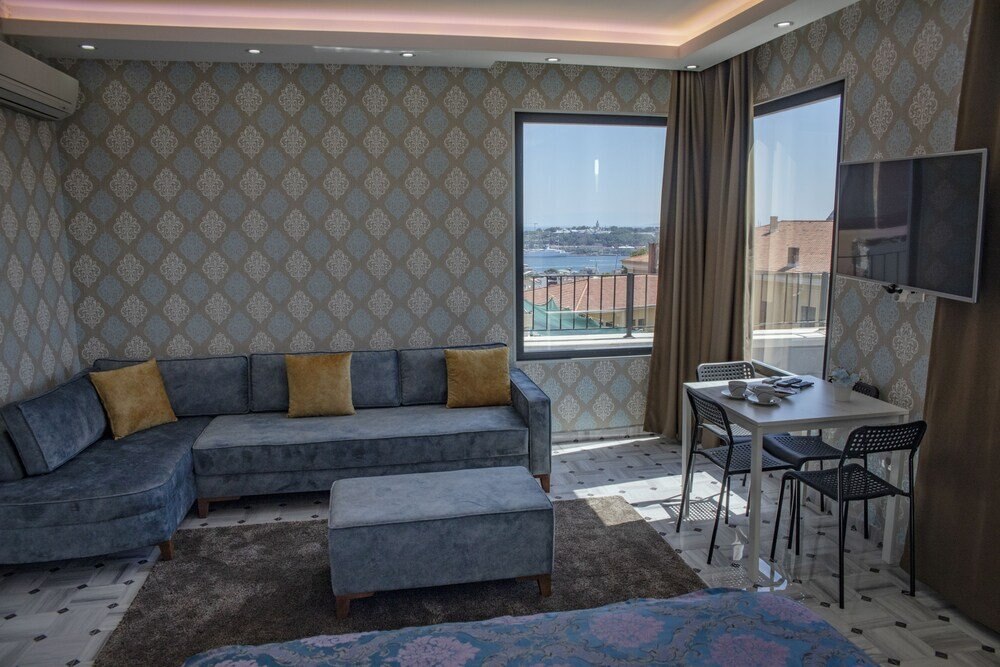 Royal Taksim Suites Room Type - Deluxe Double Room with Balcony and Sea View