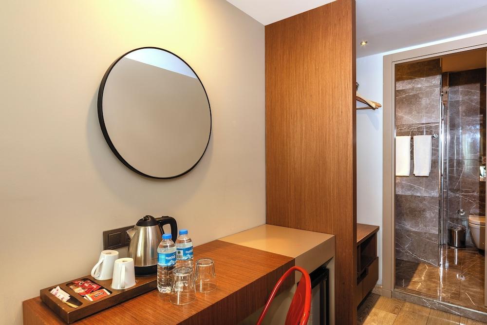 Redmont Hotel Nisantasi Room Type - Deluxe Double or Twin Room Redmont Hotel Nisantasi Room Type - Deluxe Double or Twin Room