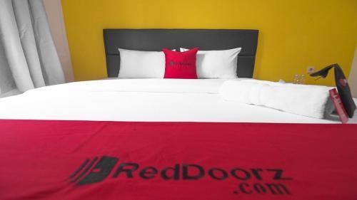 RedDoorz near ITC Mangga Dua - Tap to explore photos