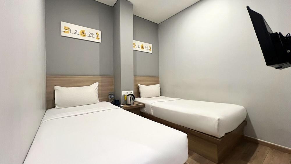 Yellow Bee Tanah Abang Room Type - Superior Twin Room