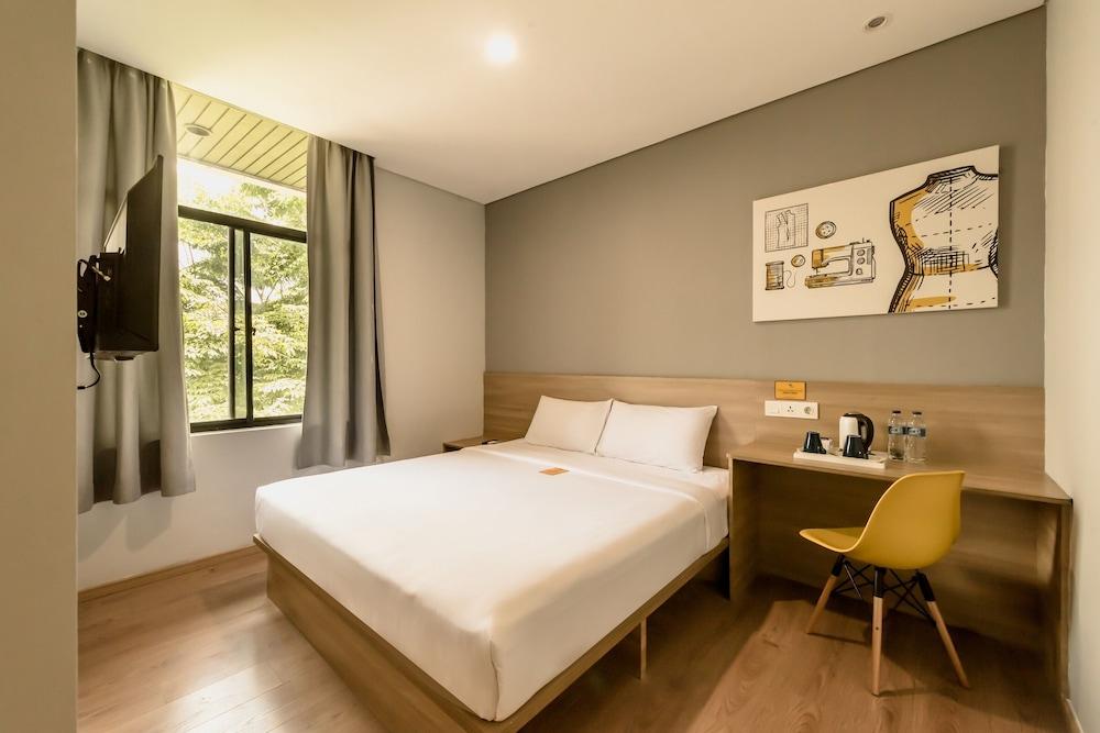 Yellow Bee Tanah Abang Room Type - Deluxe King Room