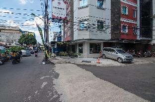 RedDoorz Plus near Mangga Besar Station 2 - Tap to explore photos