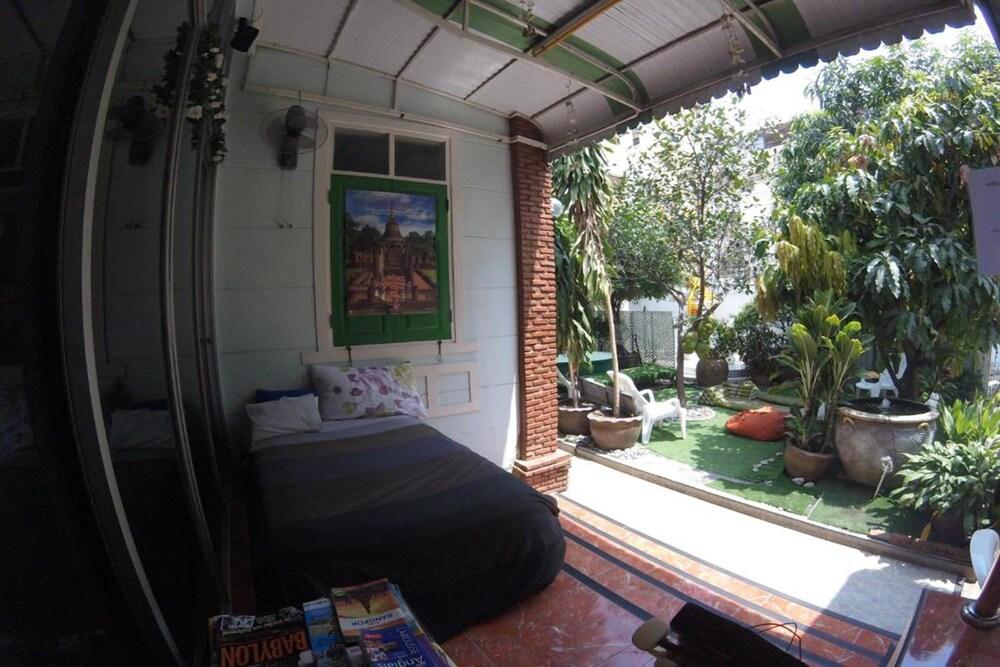 The Oasis Hostel - Adults Only - Tap to explore photos
