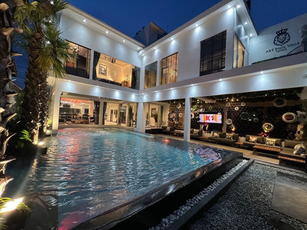Premium Pool Villas Pattaya Room Type - Grand Eight-Bedroom Villa with Private Pool and Jacuzzi Premium Pool Villas Pattaya Room Type - Grand Eight-Bedroom Villa with Private Pool and Jacuzzi