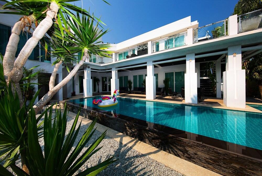 Premium Pool Villas Pattaya Room Type - Five-Bedroom Villa with Private Pool and Spa Bath