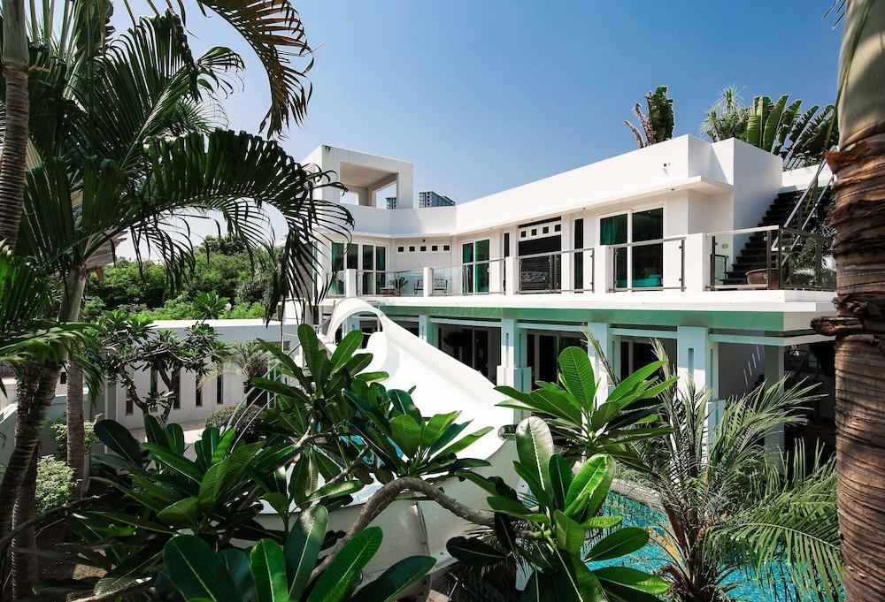 Premium Pool Villas Pattaya Room Type - Four-Bedroom Villa with Private Pool and Spa Bath