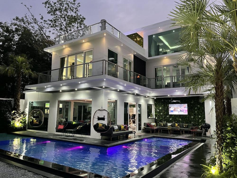 Premium Pool Villas Pattaya Room Type - Grand Deluxe Eight-Bedroom Villa with Private Pool and Sauna
