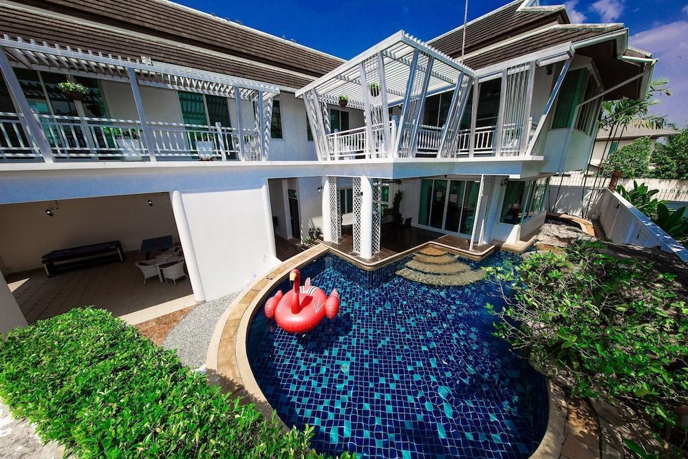 Premium Pool Villas Pattaya Room Type - Six-bedroom Villa with Private Pool Tropicana