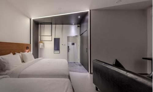 Reno Hotel Bangkok - Tap to explore photos