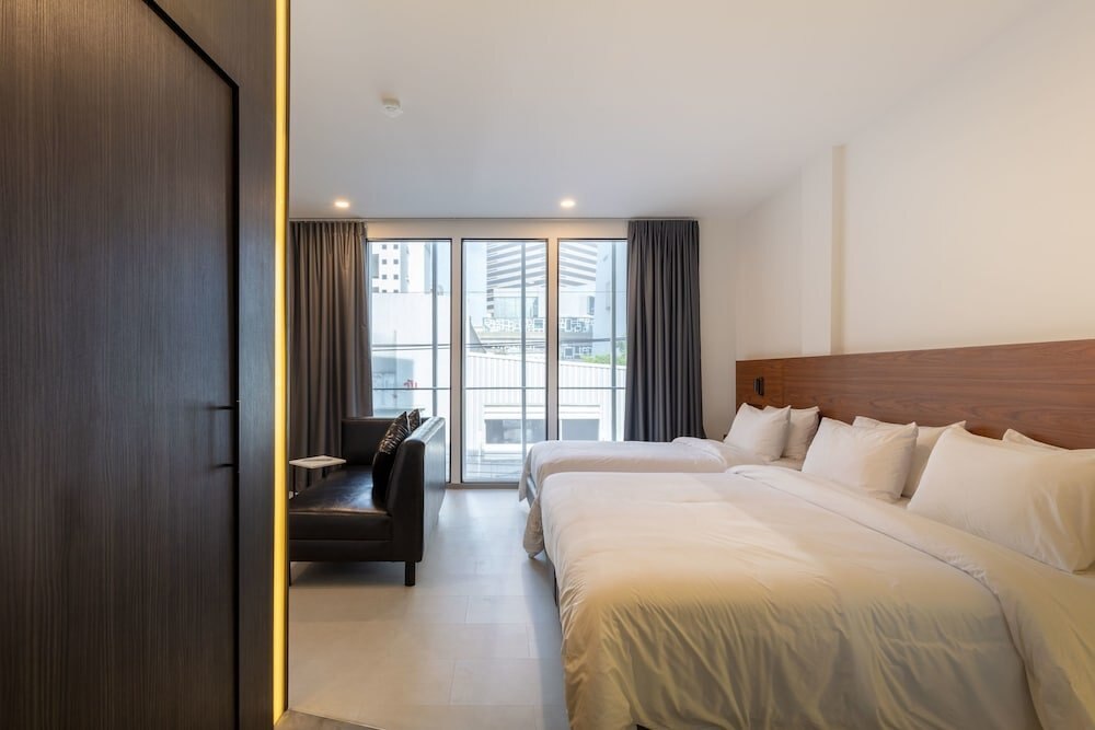 Reno Hotel Bangkok Room Type - Triple Room with Private Bathroom