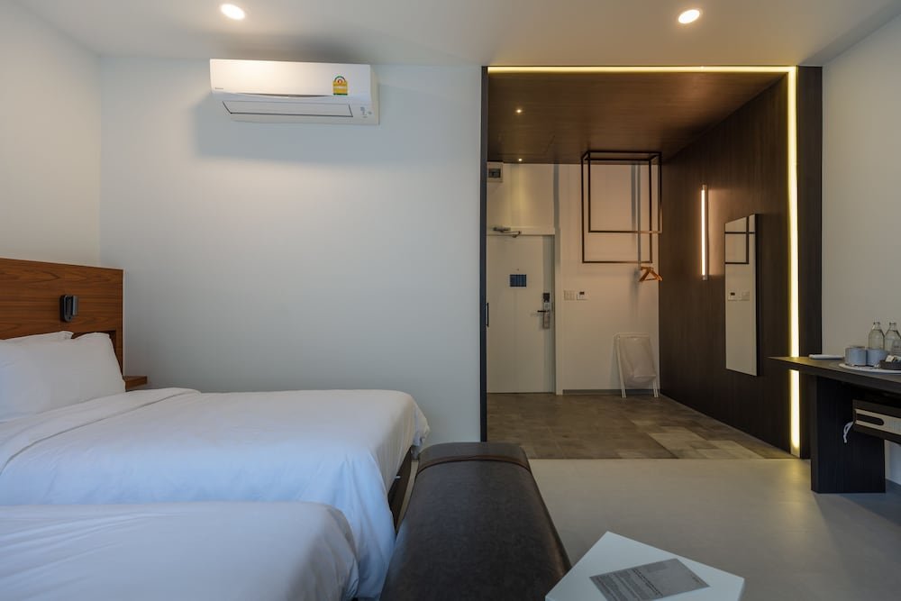 Reno Hotel Bangkok - Tap to explore photos