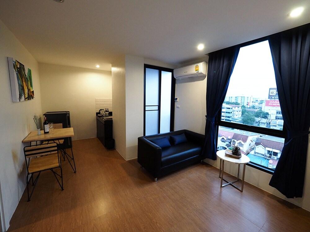 130 Hotel & Residence Bangkok Room Type - Deluxe Double Room