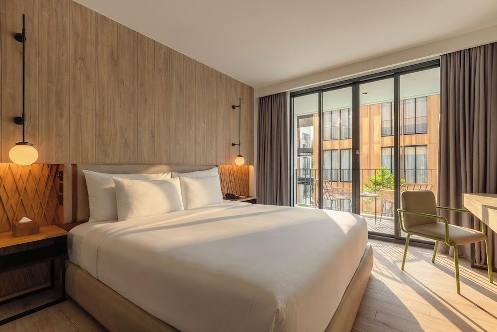 Craftsman Bangkok Room Type - Junior Suite, 1 King Bed, Balcony, Pool View
