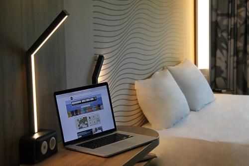 B&B HOTEL NANTERRE Rueil Malmaison Room Type - Double Room - Disability Access B&B HOTEL NANTERRE Rueil Malmaison Room Type - Double Room - Disability Access