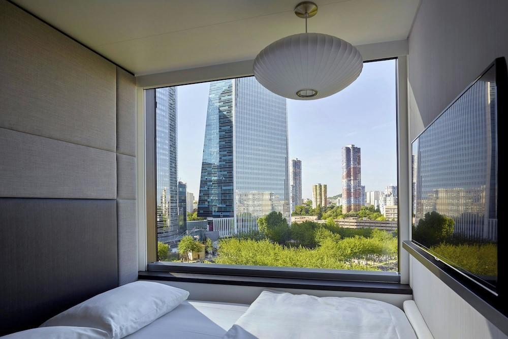 citizenM Paris la Défense - Tap to explore photos