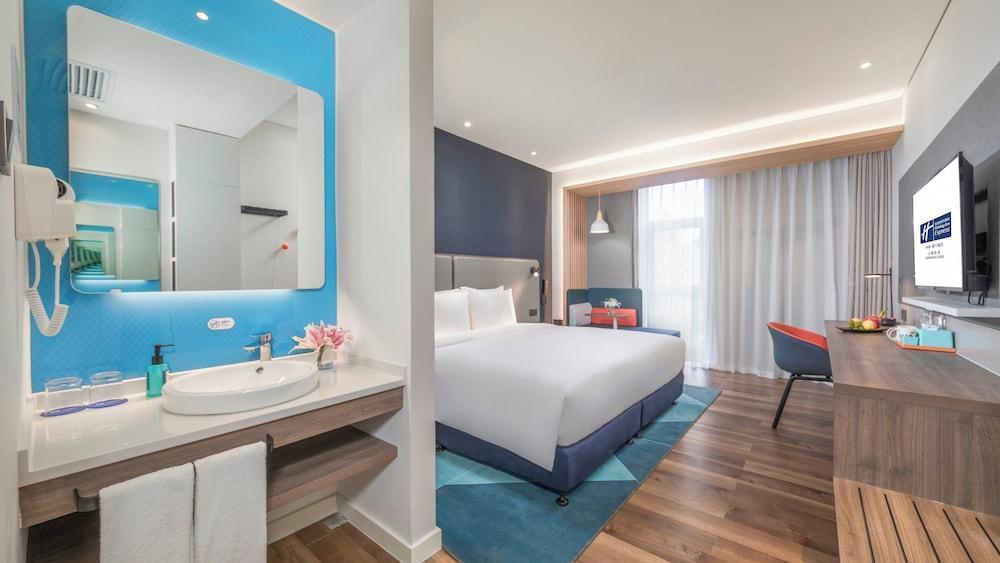 Holiday Inn Express Shanghai Gubei - Tap to explore photos