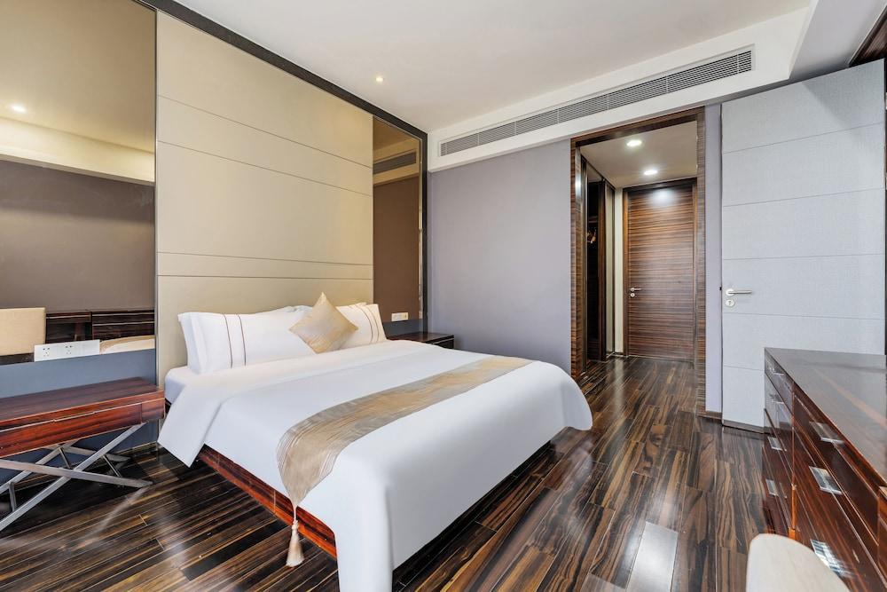 Yicheng Apartment PaZhou Poly World Center - Tap to explore photos