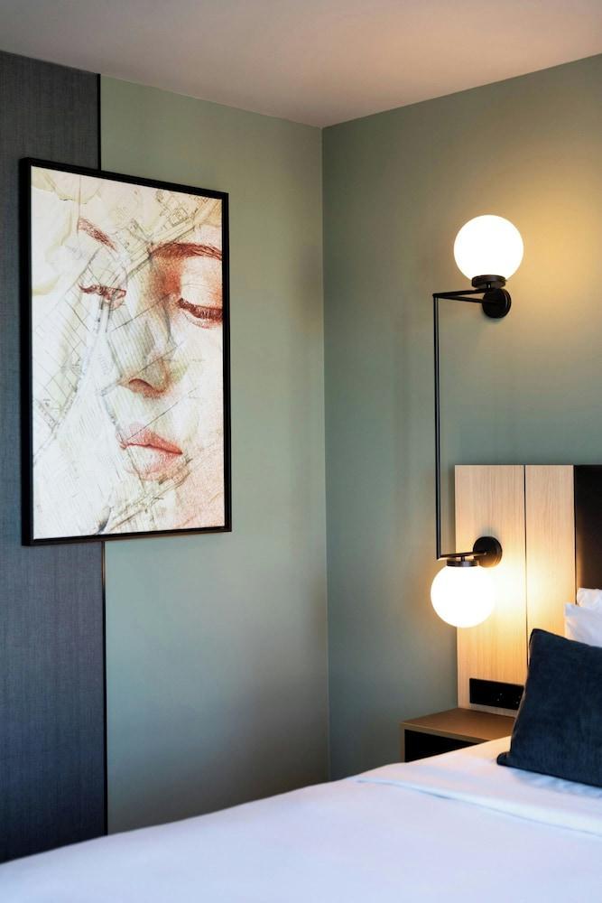 Renaissance Amsterdam Schiphol Airport Hotel by Marriott - Tap to explore photos