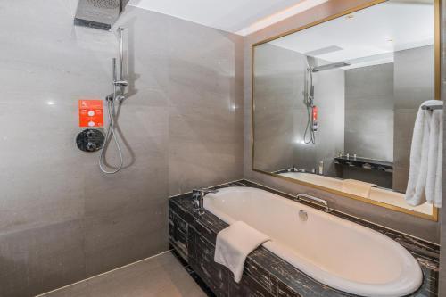 Hotel Indigo Shanghai Jing'An, an IHG Hotel Room Type - Standard King Room