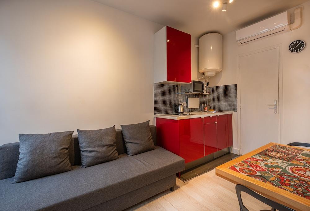 Résidence Clignancourt Room Type - Premium Studio, 1 Queen Bed with Sofa bed, Non Smoking