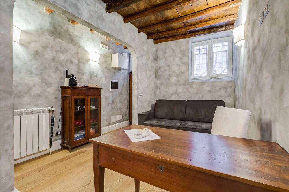 Colonna Suite - Spanish Steps Suite & Spa - Tap to explore photos