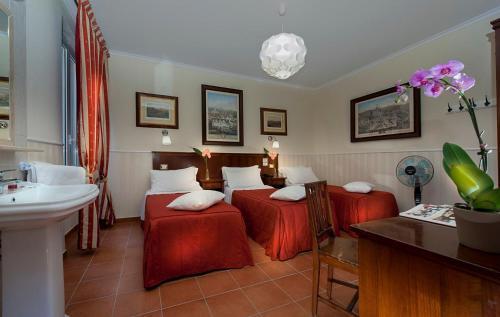 Budget Rooms Des Arts Room Type - Basic Triple Room with Shared Bathroom