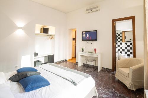 Lombardia40 Luxury Suites - Tap to explore photos
