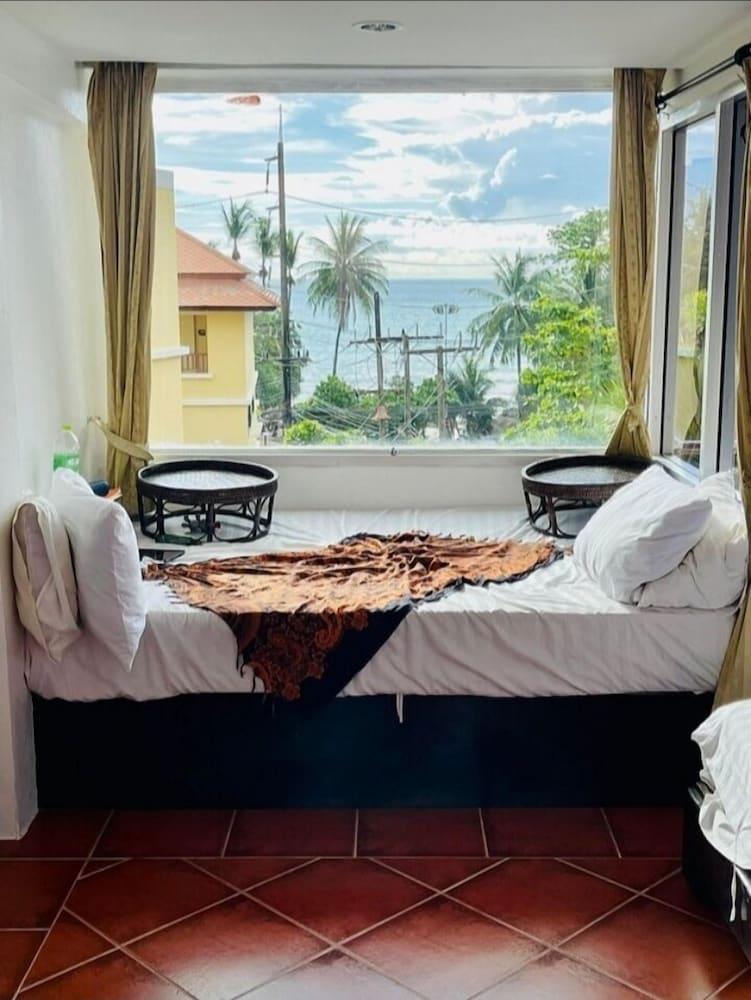 Porterhouse Beach Hotel Room Type - Deluxe Triple Room, Pool View