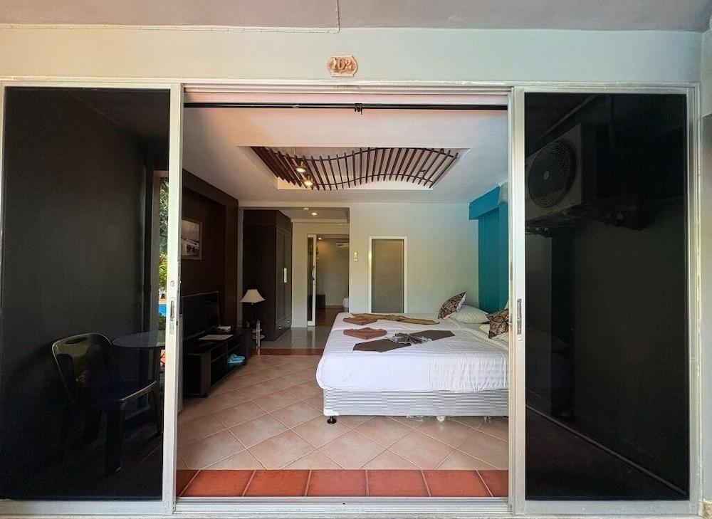 Porterhouse Beach Hotel Room Type - Junior Suite, 2 Bedrooms, Garden View