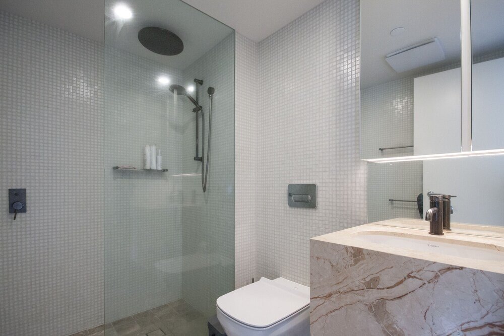 Modern 2 Bedroom Potts Point Apartment - Tap to explore photos