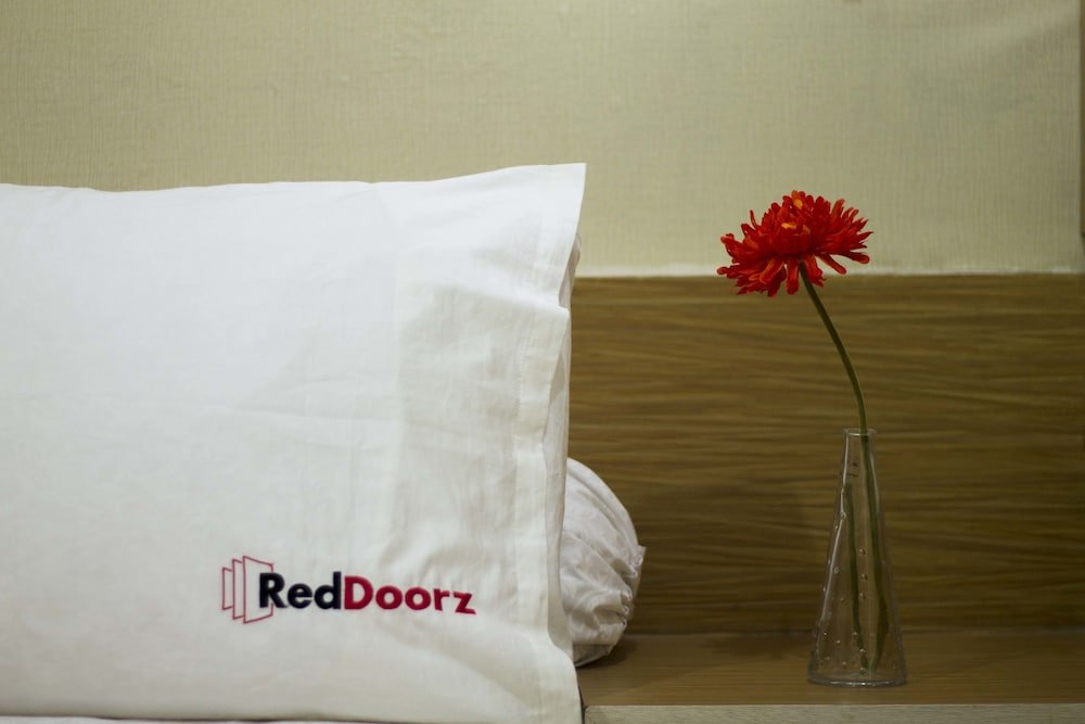 RedDoorz @ Mangga Besar 2 - Tap to explore photos