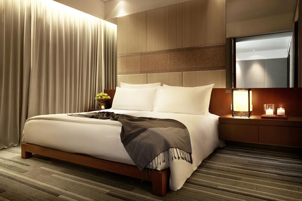 Hansar Bangkok Hotel Room Type - Edge Suite