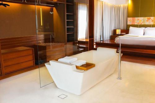 Hansar Bangkok Hotel - Tap to explore photos