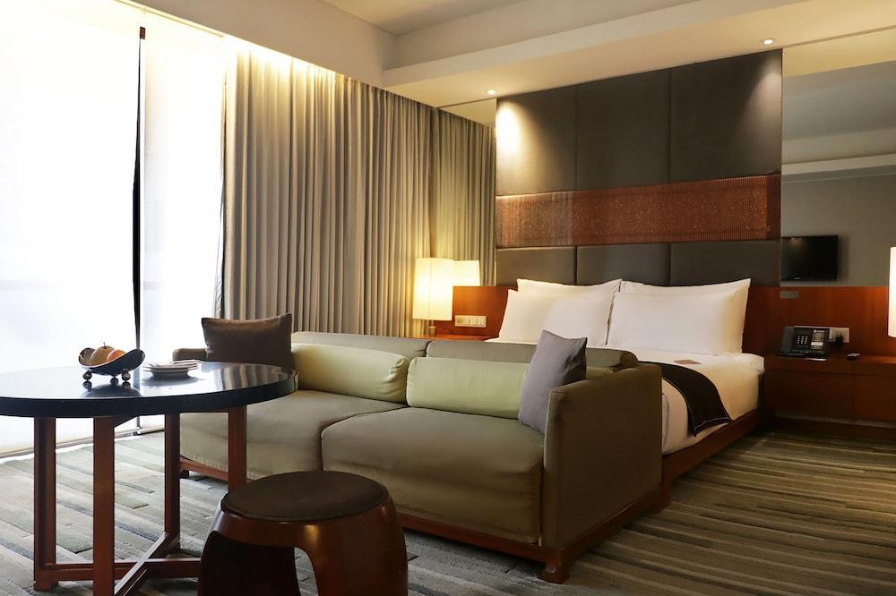 Hansar Bangkok Hotel Room Type - Luxury Suite