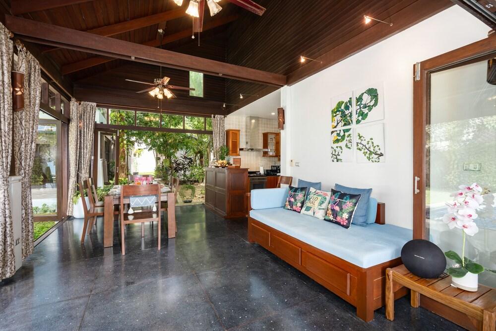The Emerald Beach Villa 4 - Tap to explore photos
