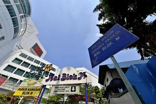 Whiz Hotel Falatehan Jakarta - Tap to explore photos