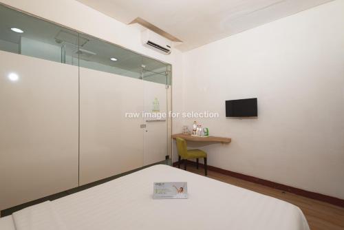 Whiz Hotel Falatehan Jakarta - Tap to explore photos