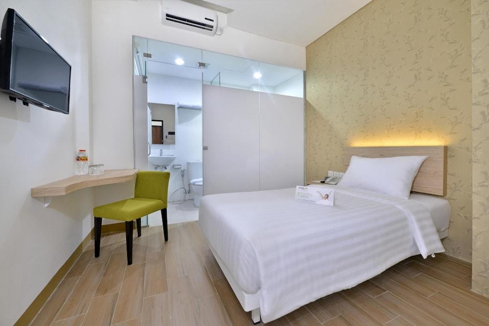 Whiz Hotel Falatehan Jakarta Room Type - Standard Double Room