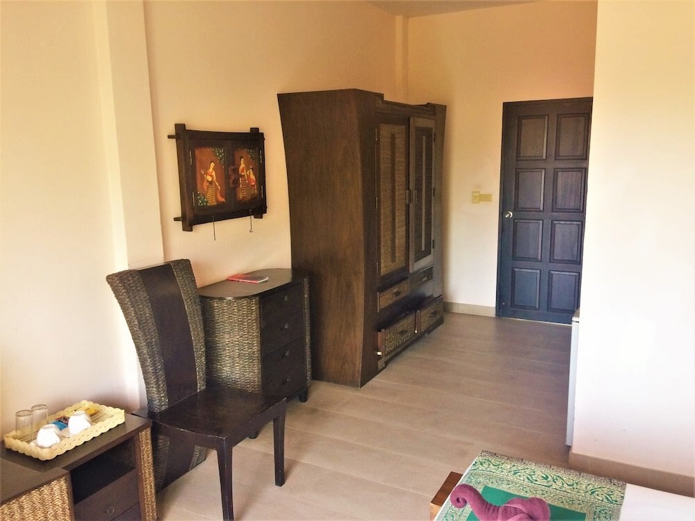 Chor Chang Villa Resort - Tap to explore photos
