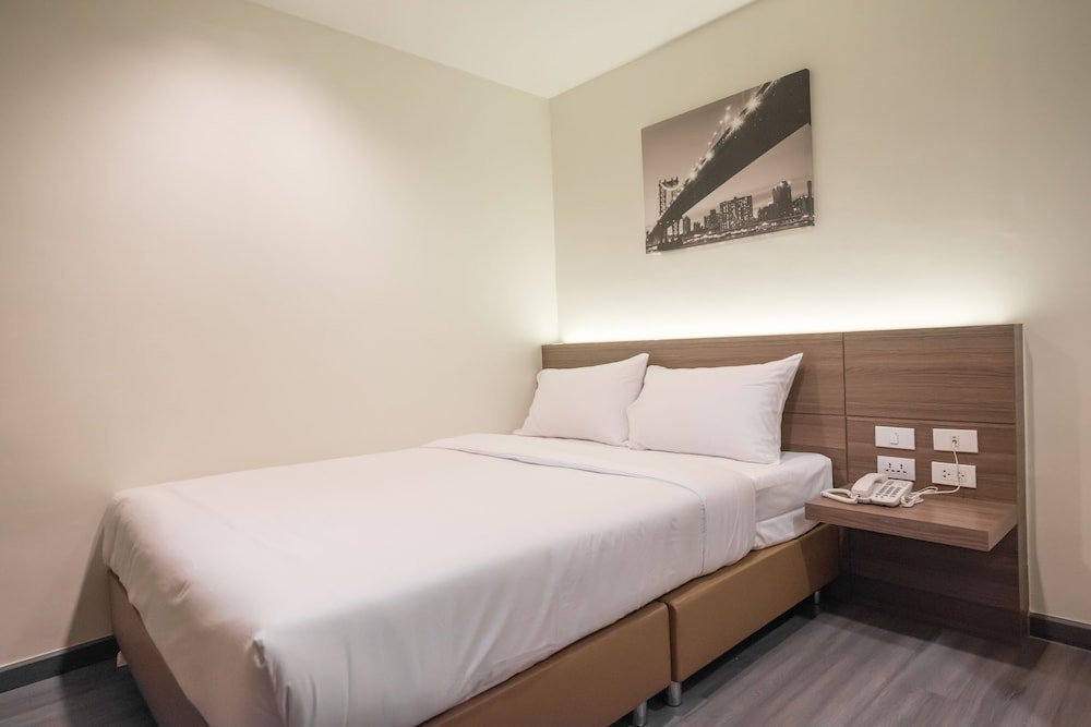 Sovereign Group Hotel Room Type - Superior Queen No Window