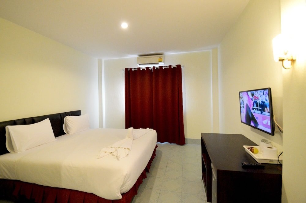 Paripas Express Hotel Patong Room Type - Superior King Bed