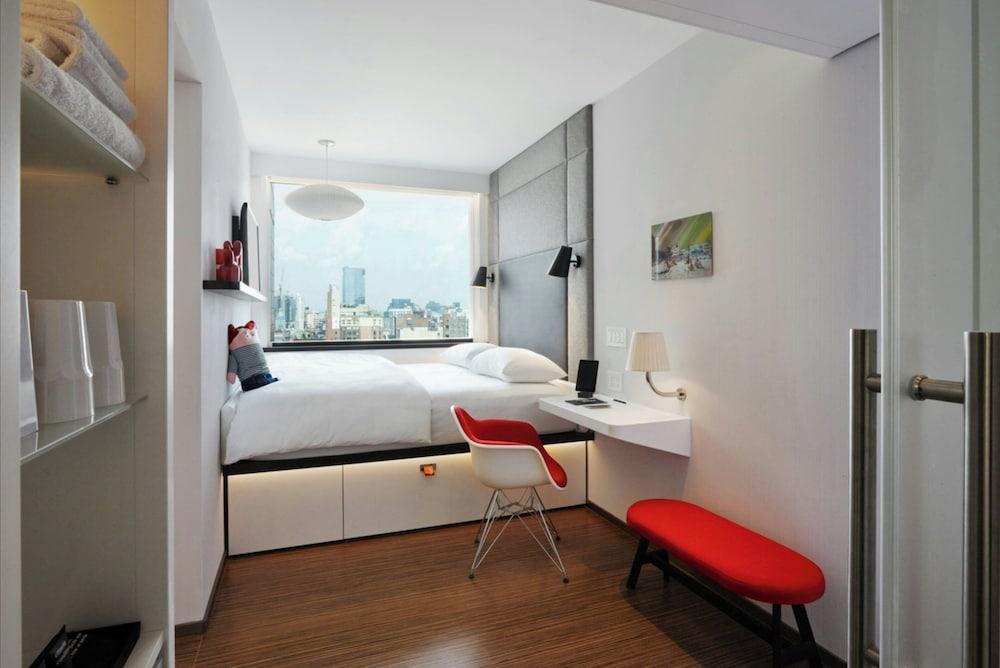 citizenM New York Bowery Room Type - Room, 1 King Bed (Mobility Accessible, Roll-In Shower)