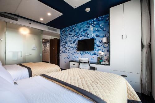 Wyndham Garden Brooklyn Sunset Park Room Type - Deluxe Quadruple Room