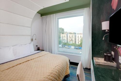 Wyndham Garden Brooklyn Sunset Park Room Type - Deluxe King Room