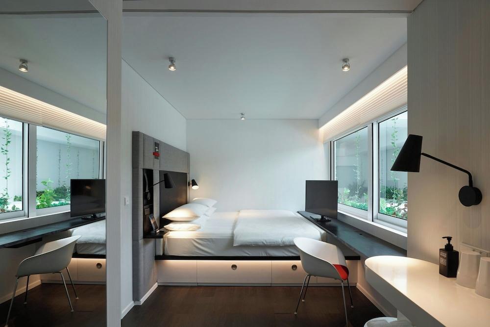 citizenM Kuala Lumpur Bukit Bintang Room Type - Room, 1 King Bed (Mobility Accessible, Roll-In Shower) citizenM Kuala Lumpur Bukit Bintang Room Type - Room, 1 King Bed (Mobility Accessible, Roll-In Shower)