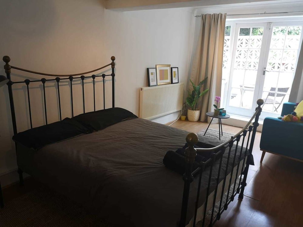 Cosy Apartment in Islington - A - Tap to explore photos